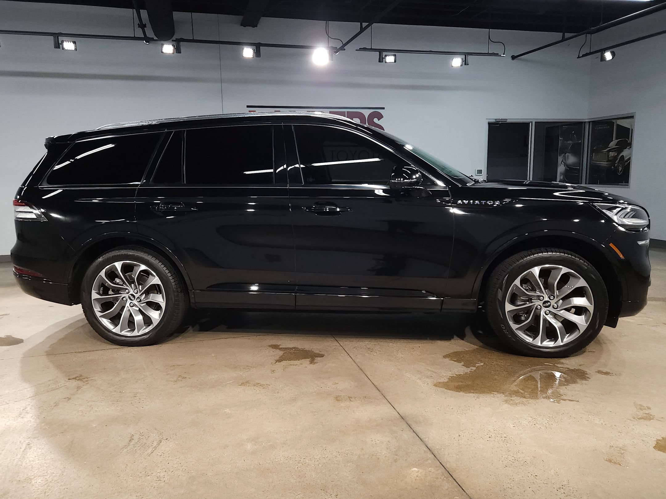 Used 2022 Lincoln Aviator Grand Touring w/ Elements Package Plus AWD/4WD image 8