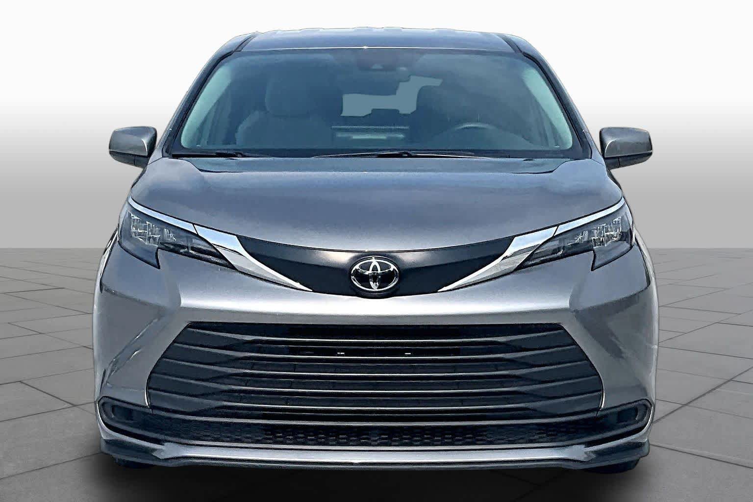 Used 2026 Toyota Sienna LE FWD image 4