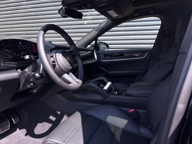 New 2026 Porsche Cayenne Turbo AWD/4WD image 4