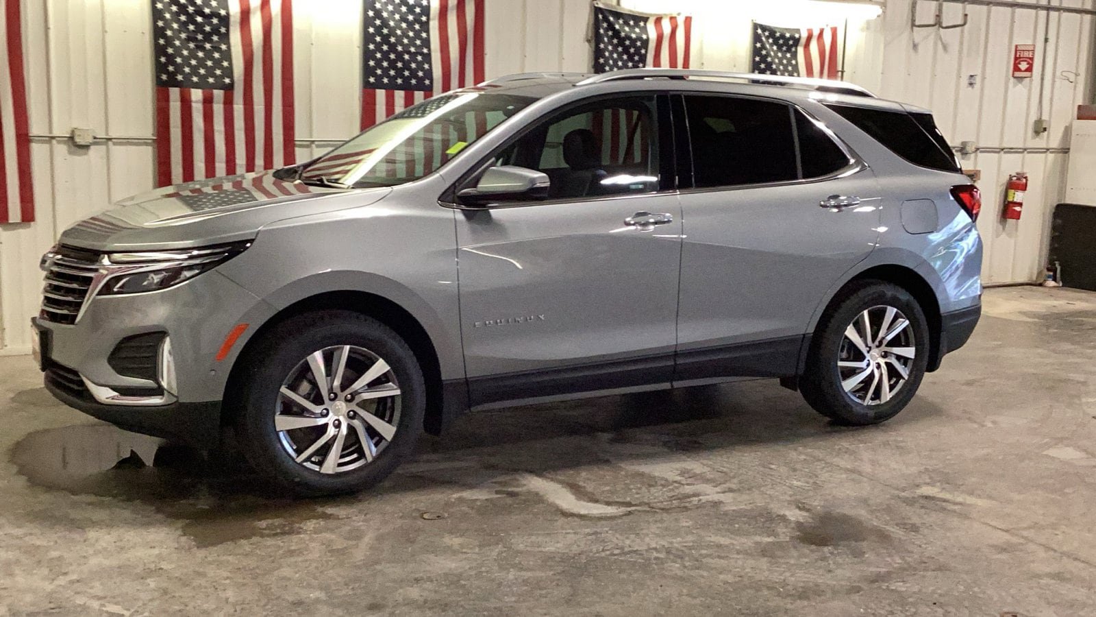 Used 2023 Chevrolet Equinox Premier AWD/4WD image 2