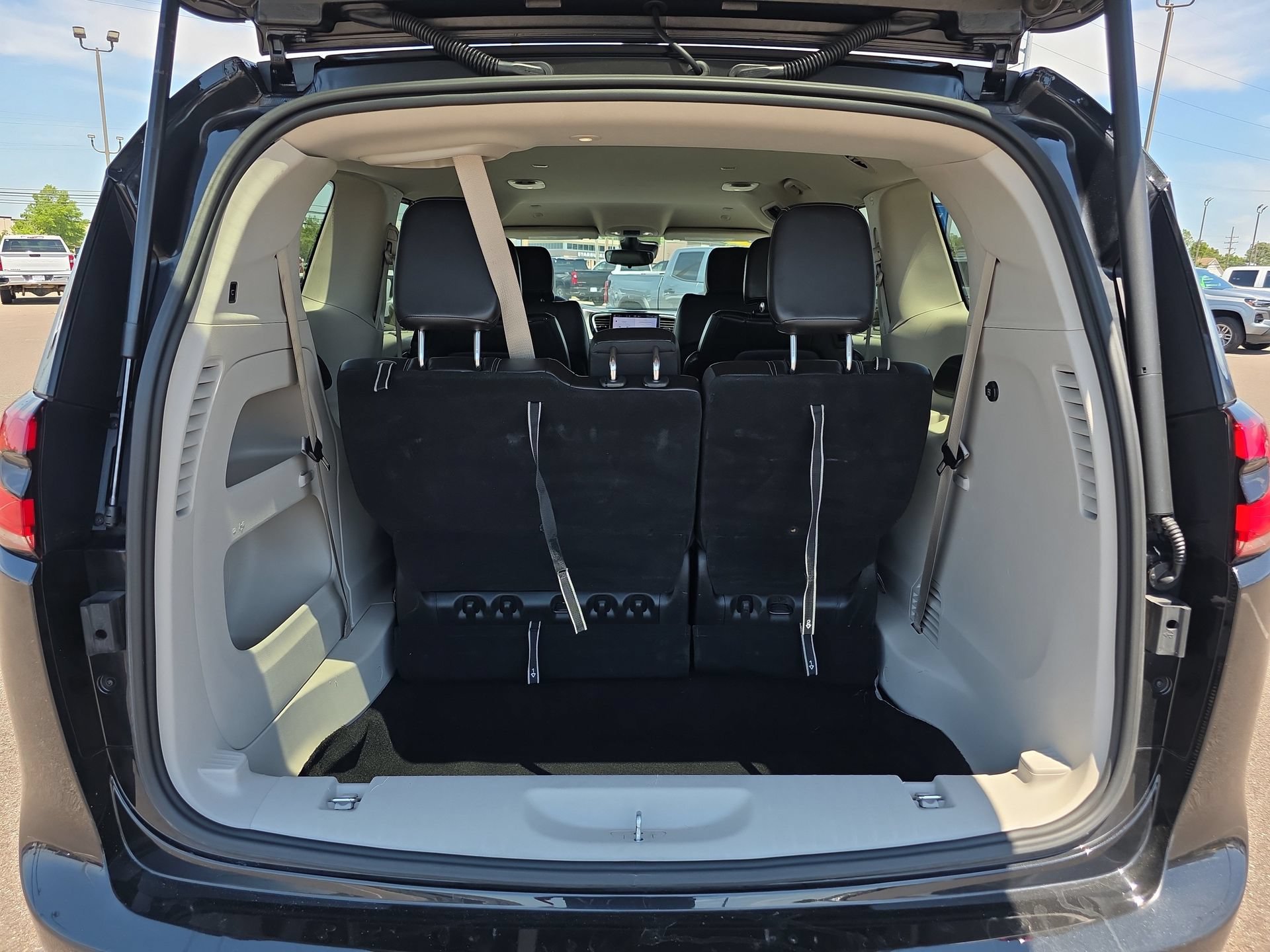 Used 2023 Chrysler Pacifica Touring-L FWD image 14