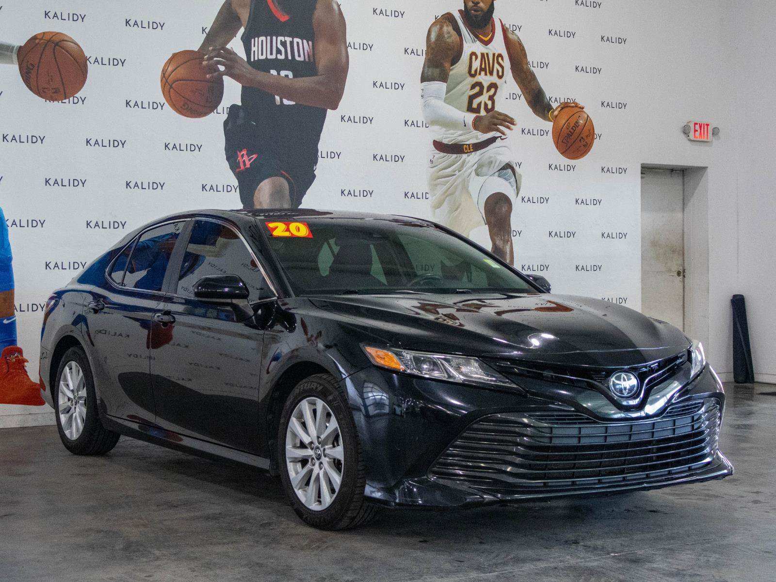 Used 2020 Toyota Camry LE FWD image 18
