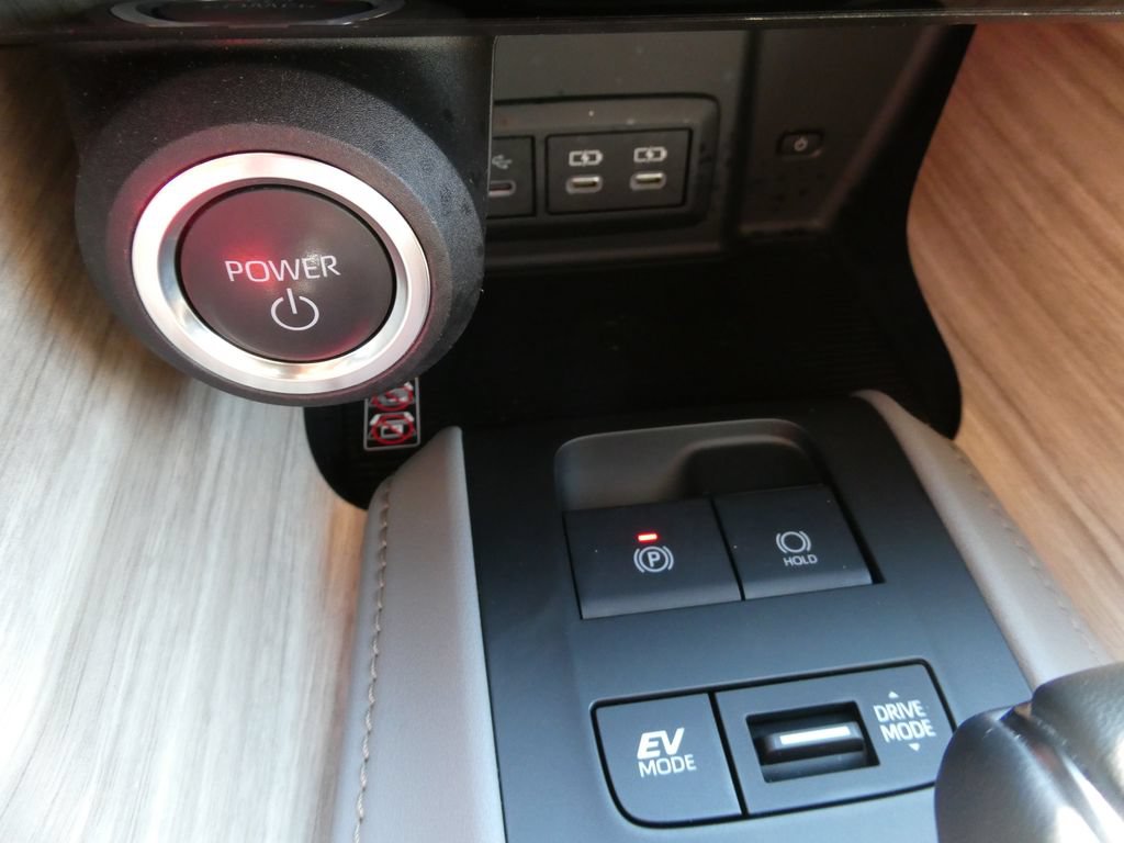 Used 2024 Toyota Venza XLE AWD/4WD image 32