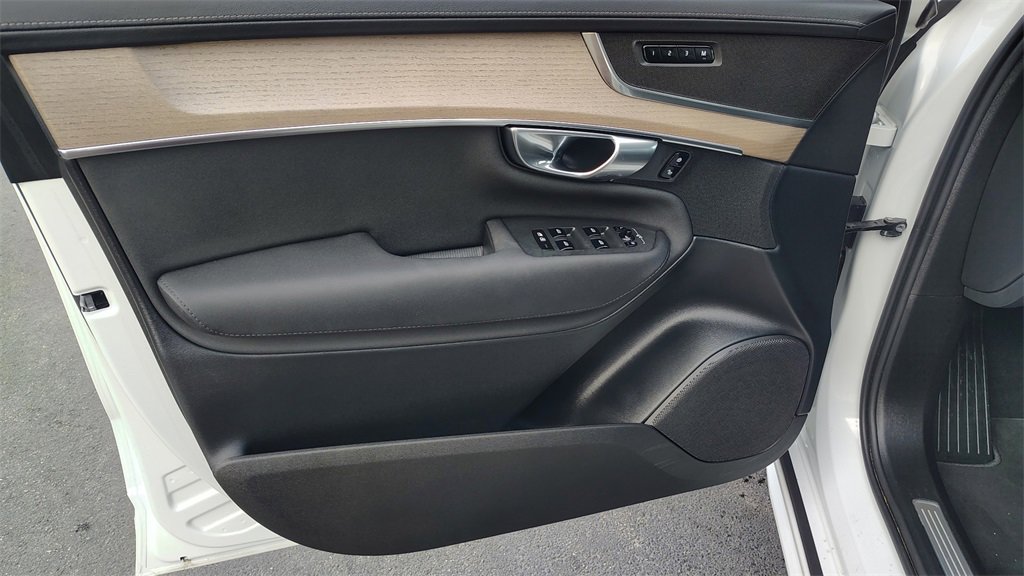 Certified 2025 Volvo XC90 B6 Plus image 8