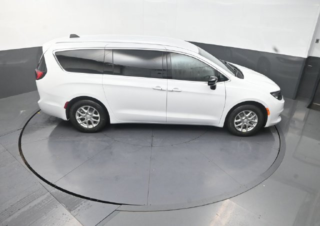New 2027 Chrysler Pacifica LX FWD image 17