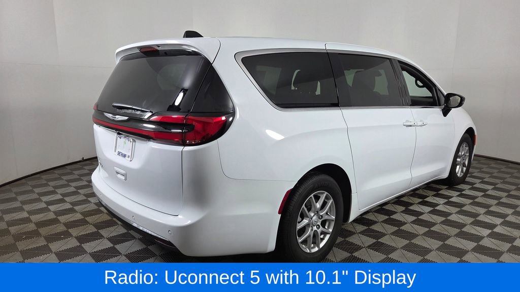 Used 2026 Chrysler Pacifica Select image 8