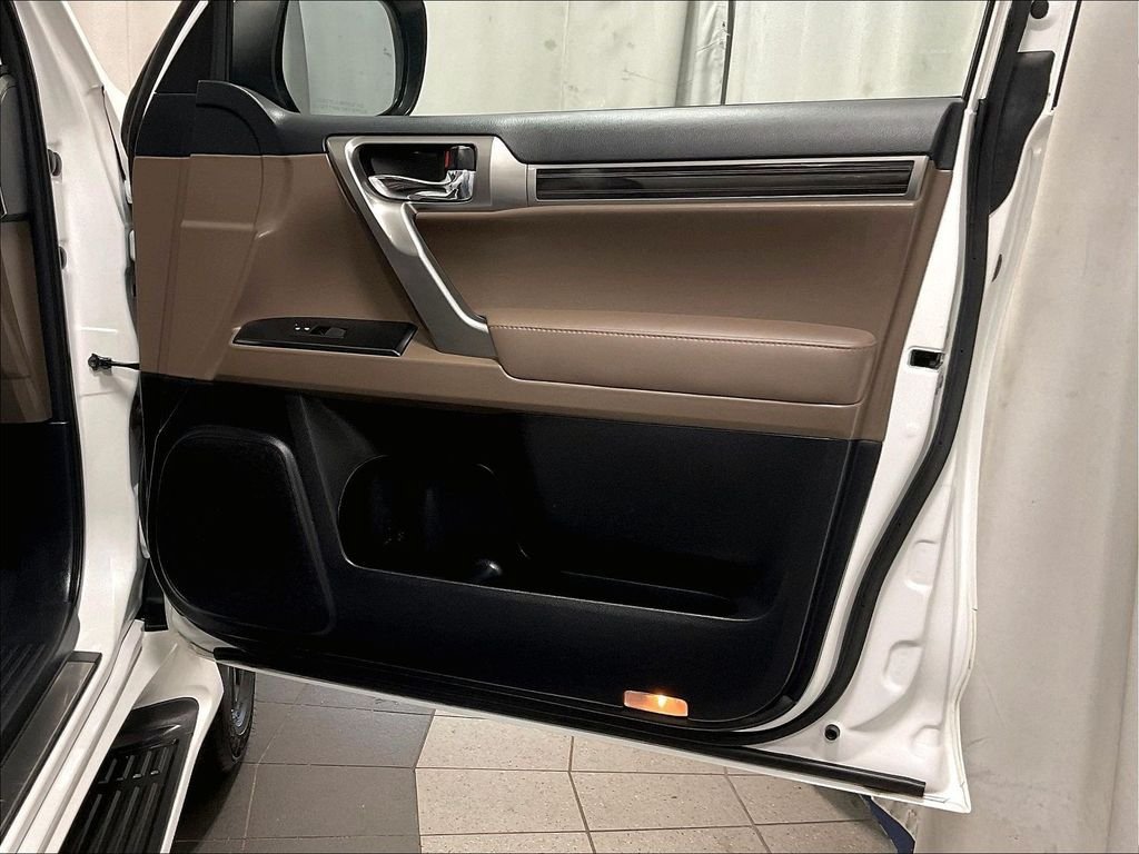 Used 2022 Lexus GX 460 Premium w/ Accessory Package AWD/4WD image 12