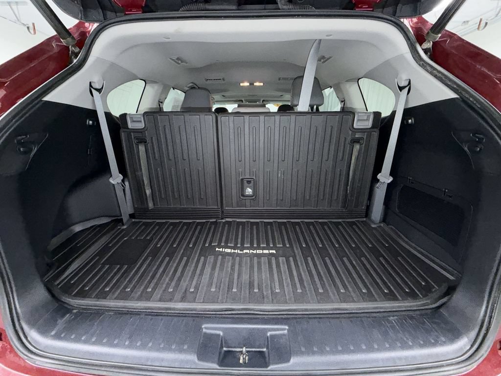 Used 2020 Toyota Highlander XLE AWD/4WD image 16