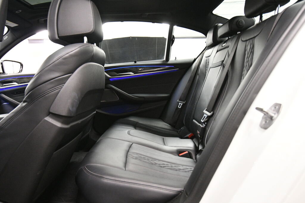 Used 2022 BMW M550i xDrive w/ Executive Package image 23