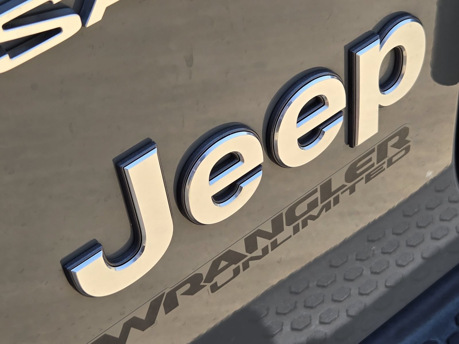Used 2018 Jeep Wrangler Unlimited Sahara AWD/4WD image 12