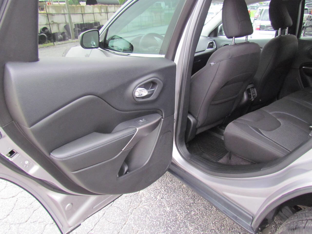 Used 2019 Jeep Cherokee Latitude w/ Popular Appearance Group image 12
