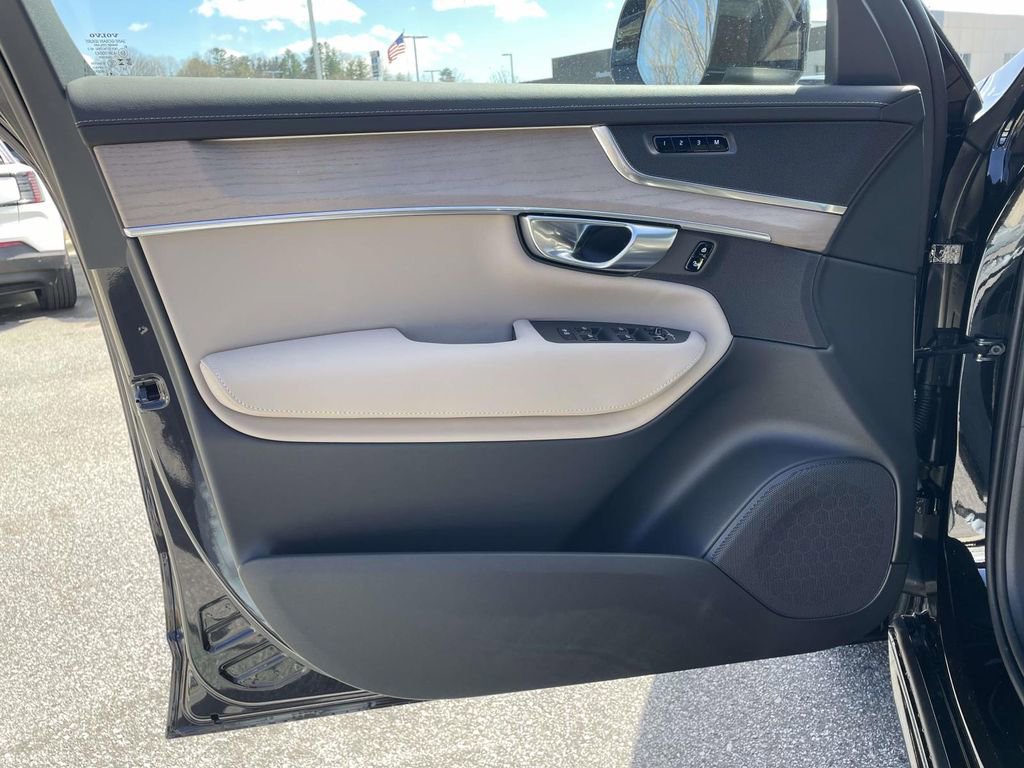New 2026 Volvo XC90 B5 Plus w/ Protection Package Premier AWD/4WD image 5