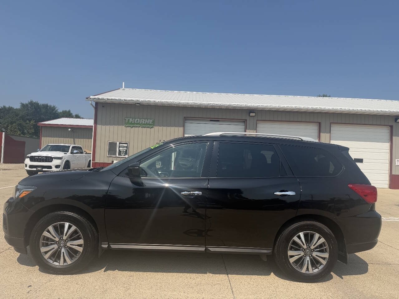 Used 2019 Nissan Pathfinder S AWD/4WD image 3