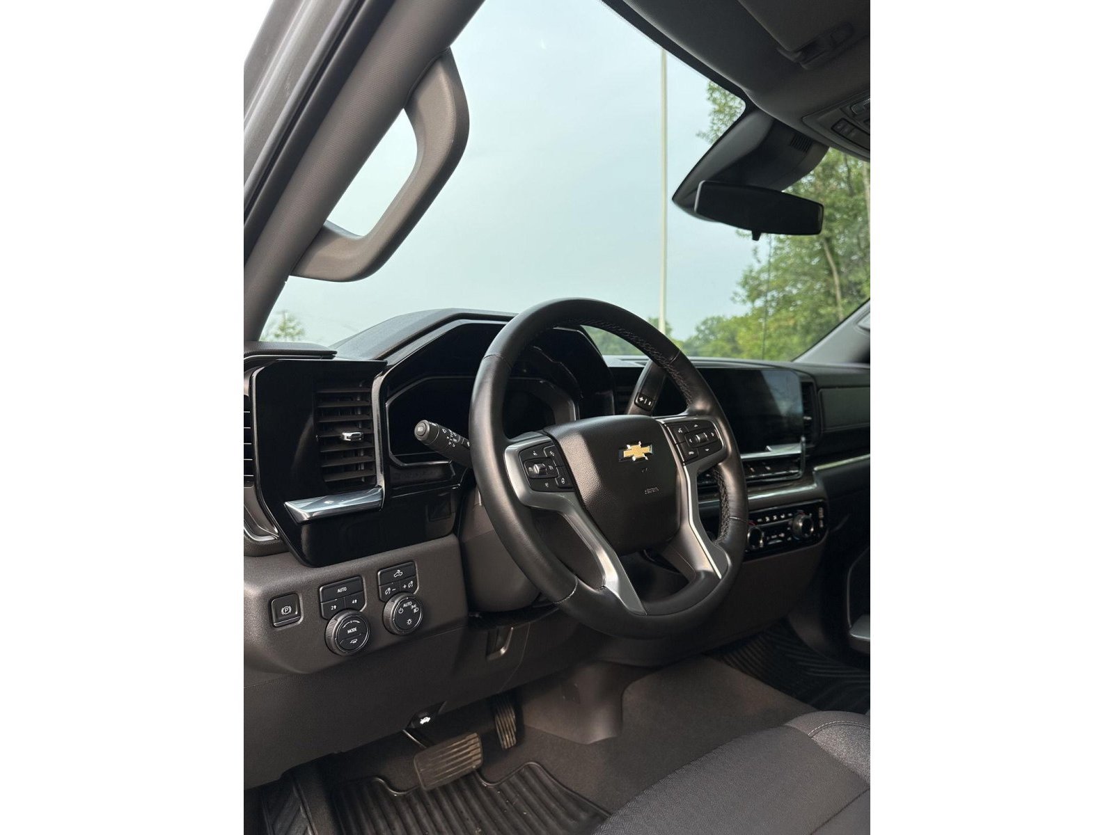 Used 2024 Chevrolet Silverado 1500 LT AWD/4WD image 16