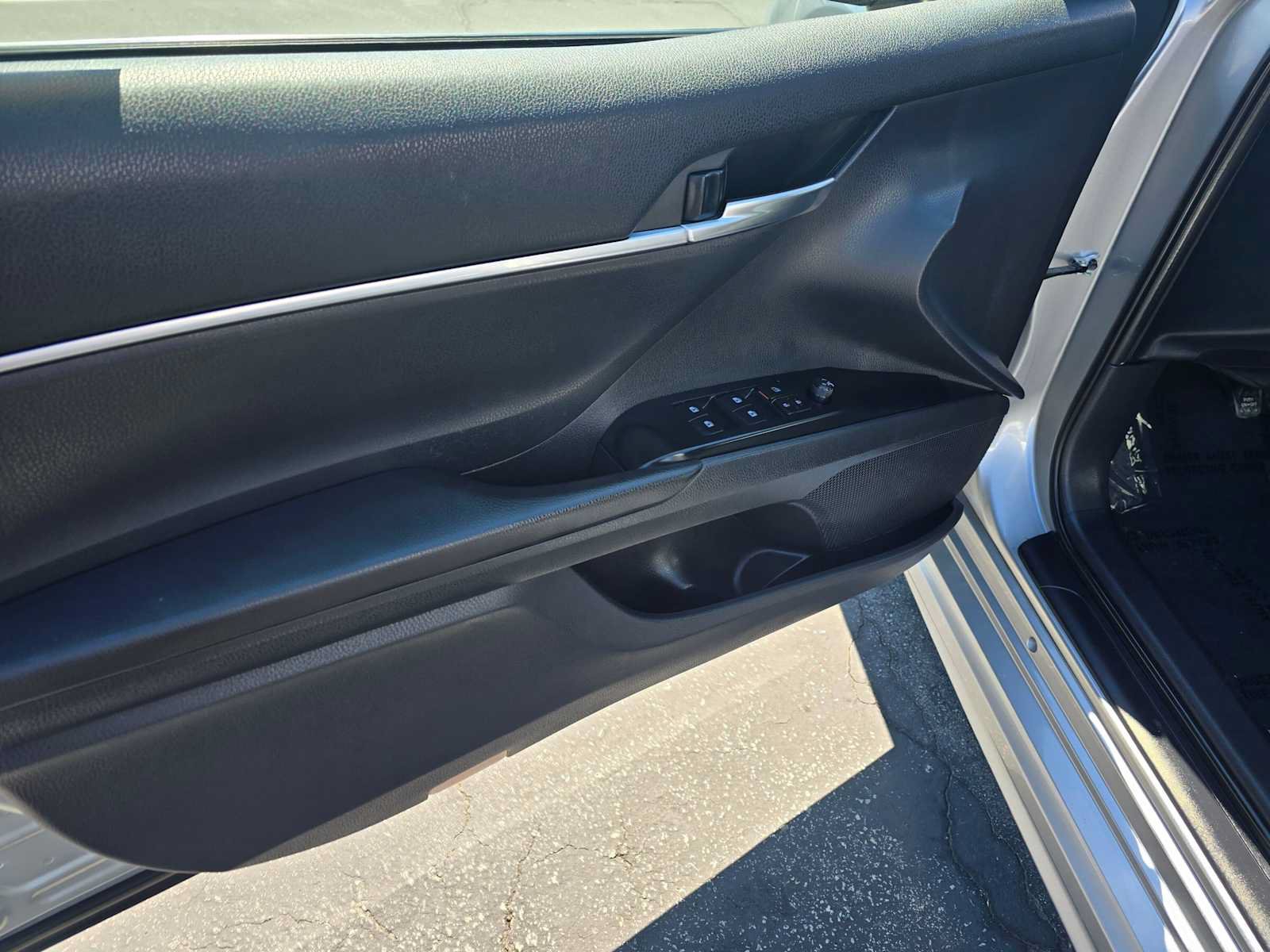 Used 2019 Toyota Camry SE FWD image 19