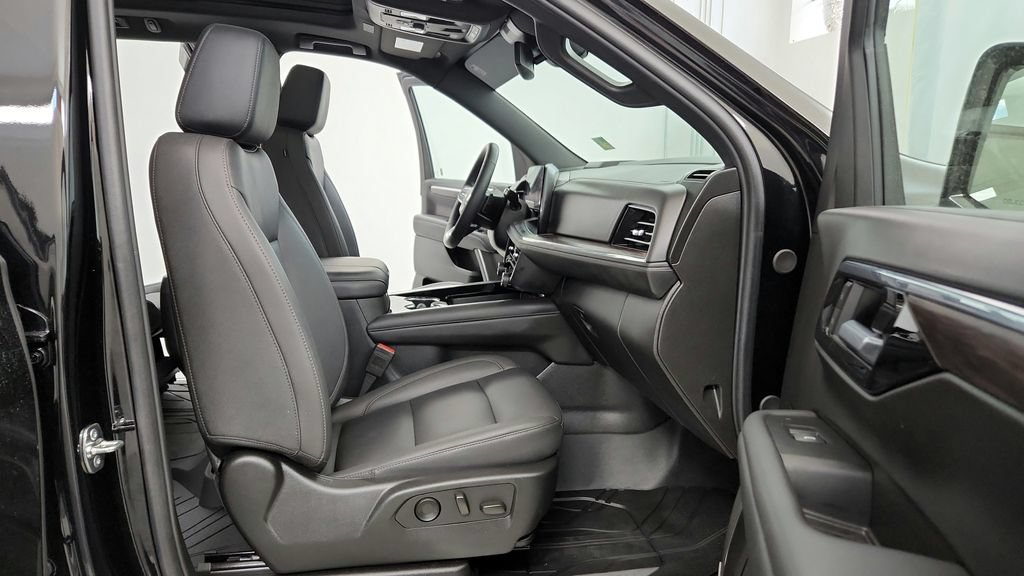 Used 2025 Chevrolet Tahoe Z71 w/ Comfort Package AWD/4WD image 16