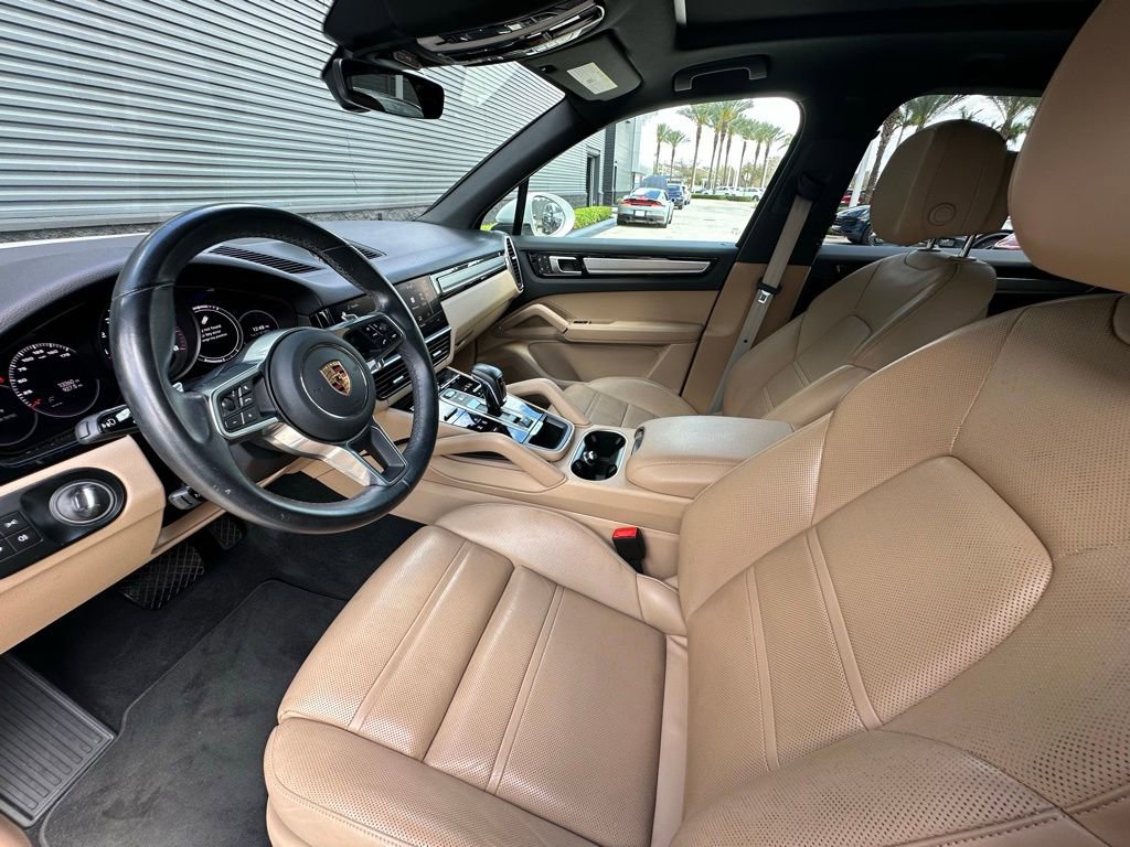Certified 2023 Porsche Cayenne Platinum Edition image 4