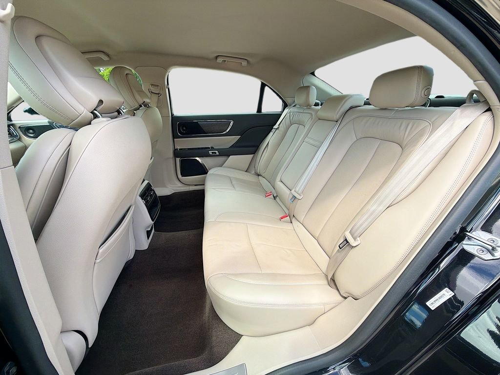 Used 2020 Lincoln Continental w/ Premium Package image 26