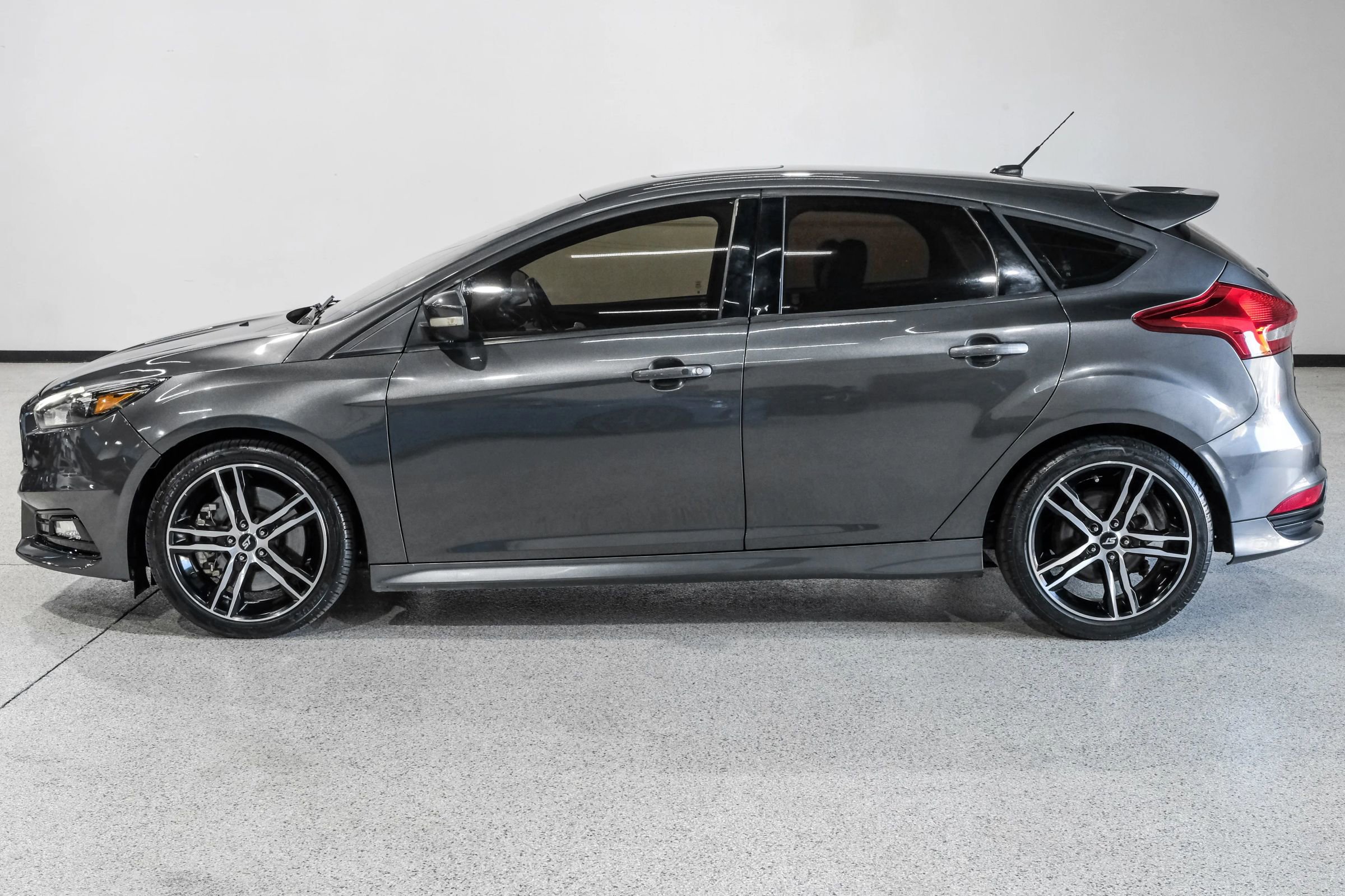 Used 2015 Ford Focus ST w/ Equipment Group 401A image 9