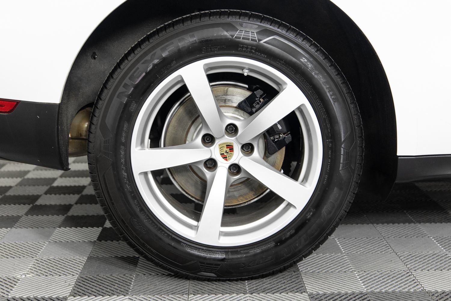 Used 2018 Porsche Macan AWD/4WD image 43
