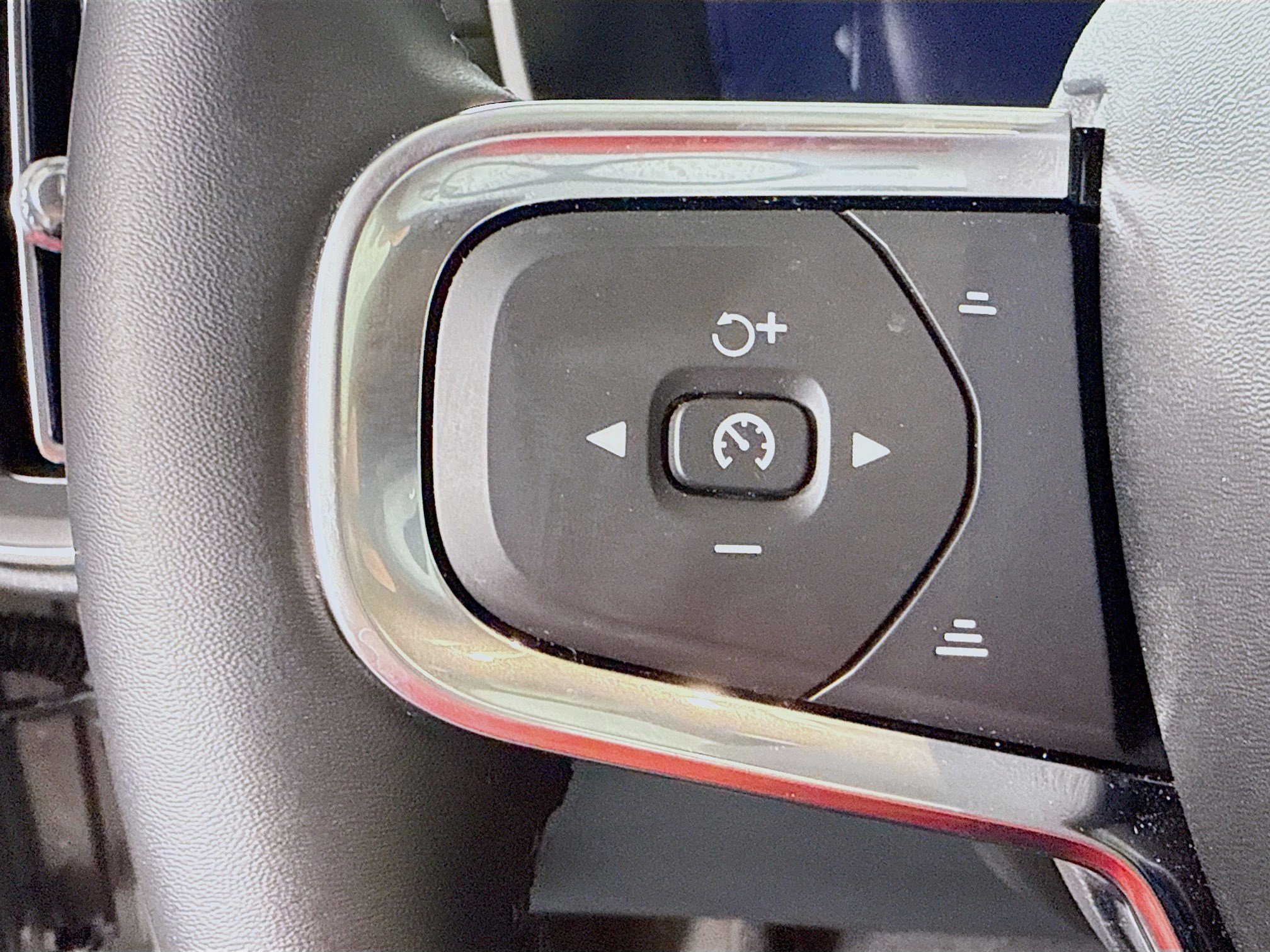 Used 2025 Volvo XC40 B5 Core image 14