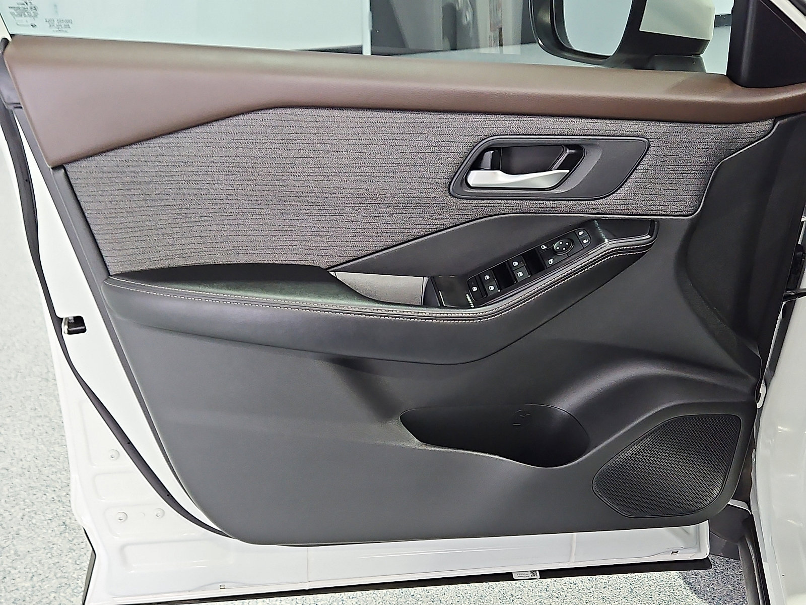 Used 2023 Nissan Rogue SV image 12