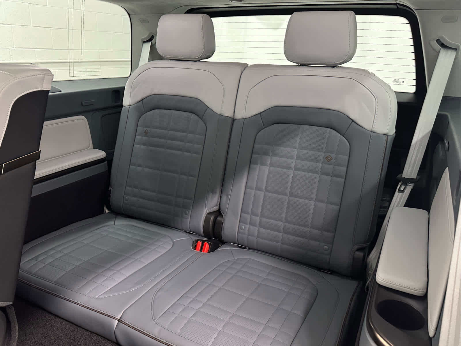 Used 2026 Rivian R1S Premium image 17