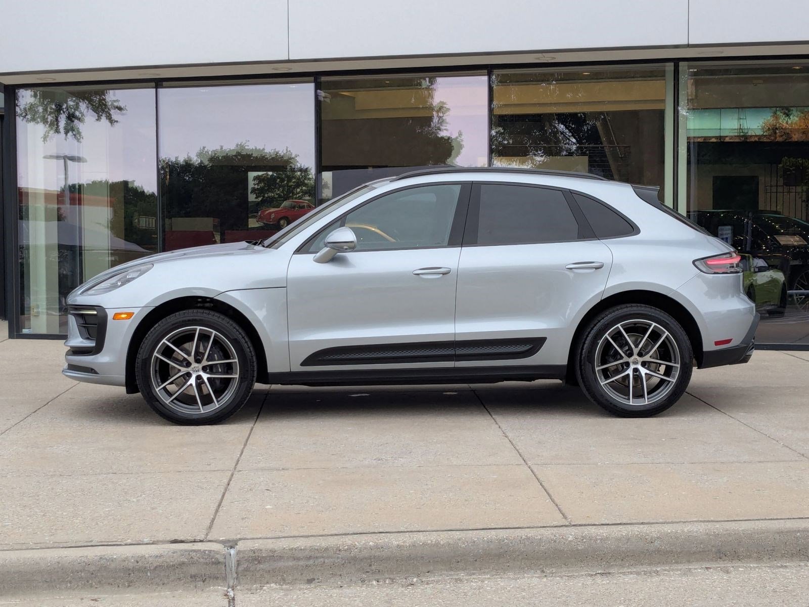 Certified 2026 Porsche Macan AWD/4WD image 2