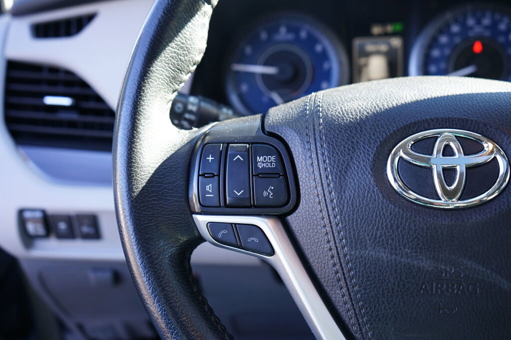 Used 2020 Toyota Sienna XLE w/ XLE Navigation Package image 28