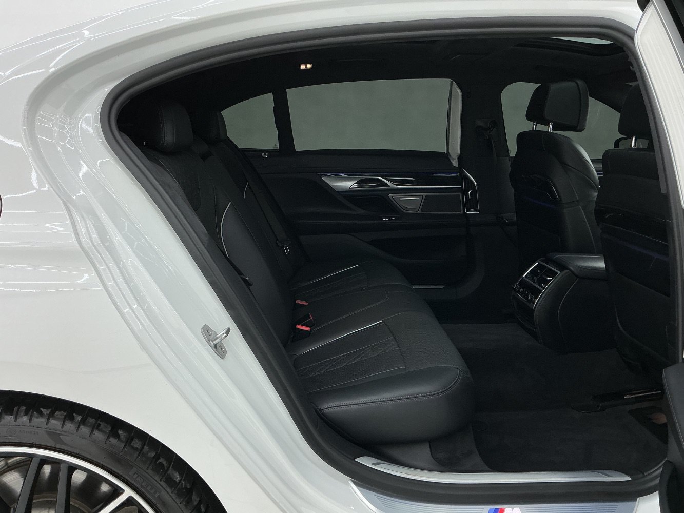Used 2018 BMW 750i RWD image 21