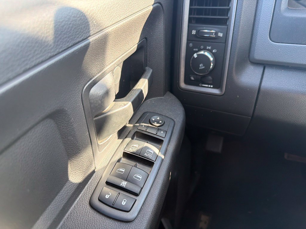 Used 2017 RAM 1500 Express AWD/4WD image 23