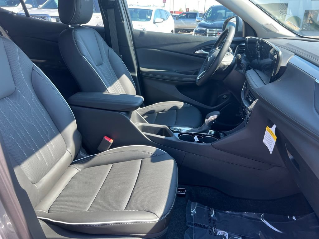 Used 2025 Buick Encore GX Avenir w/ Avenir Technology Package AWD/4WD image 21