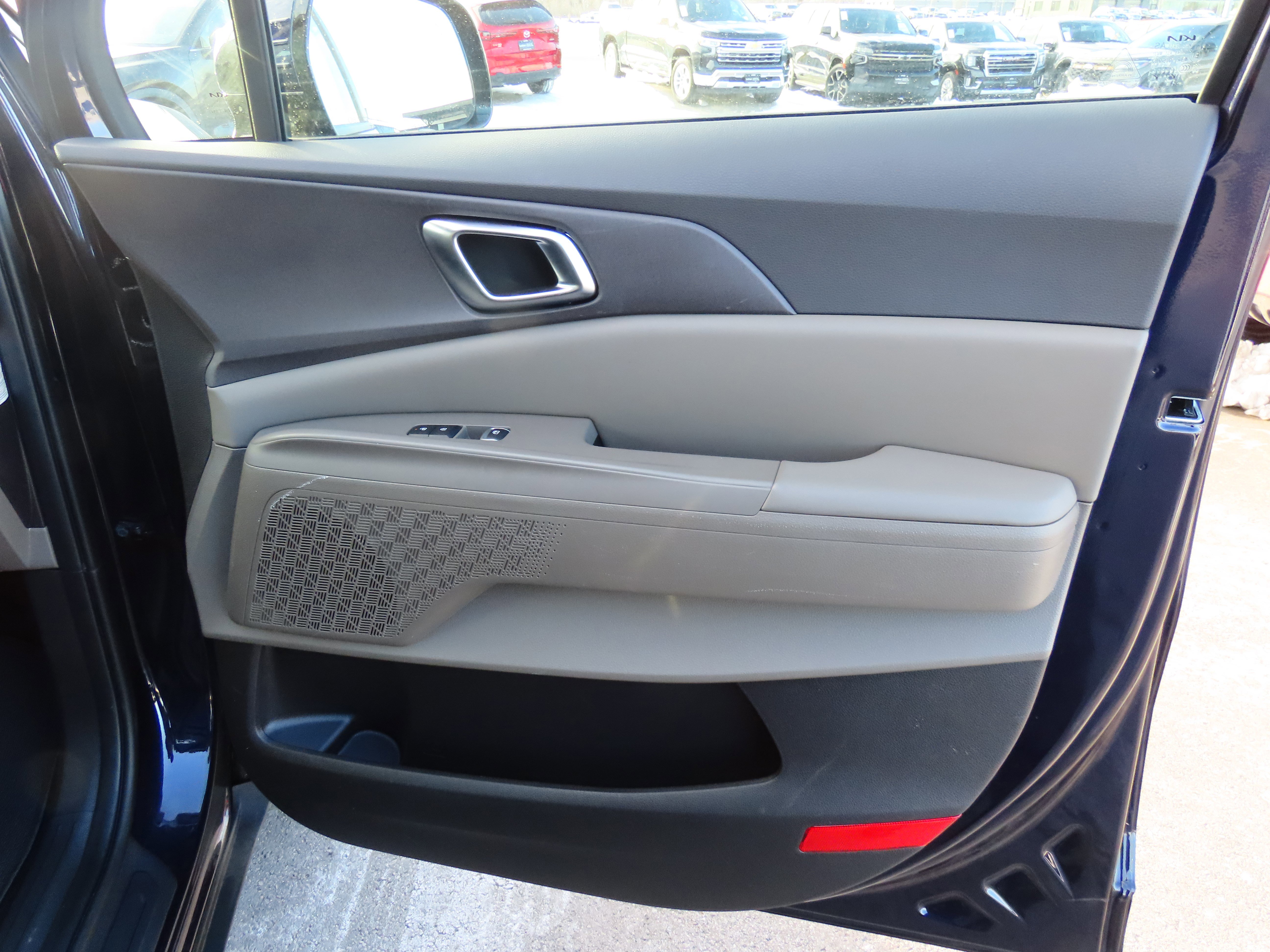 Used 2025 Kia Carnival EX image 9