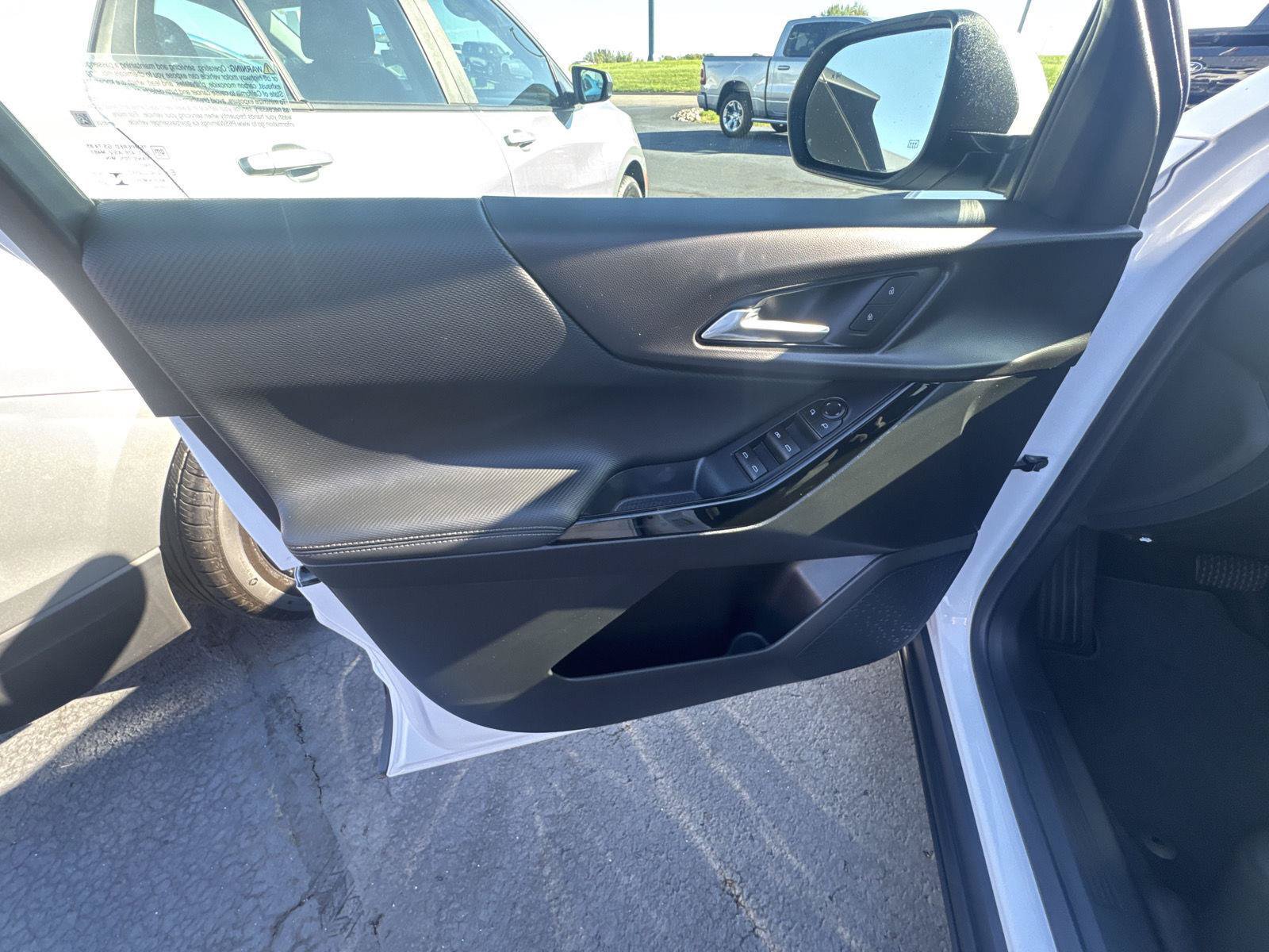 Used 2026 Chevrolet Equinox LT FWD image 8