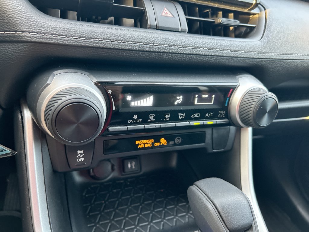 Used 2019 Toyota RAV4 LE FWD image 23