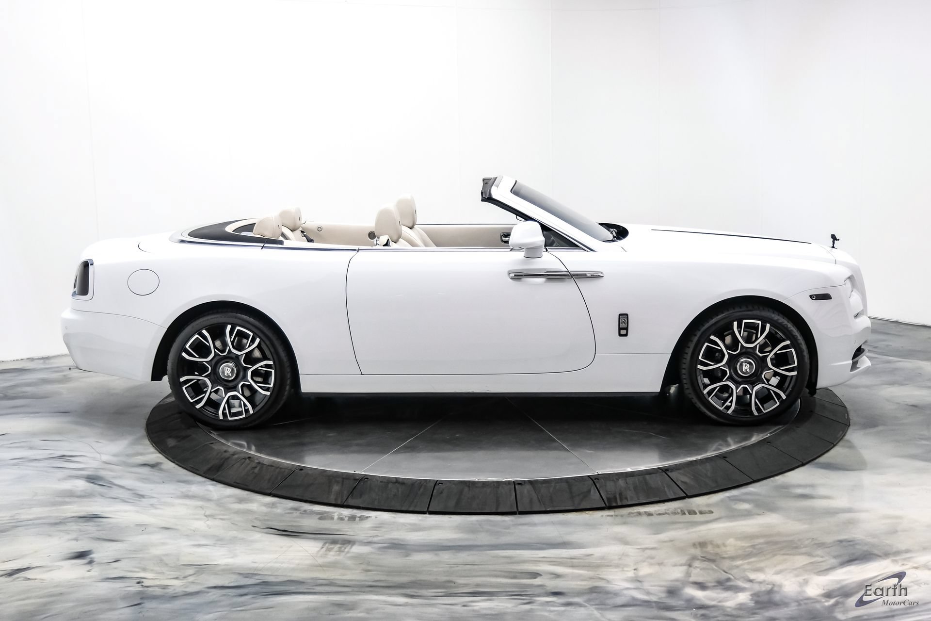 Used 2017 Rolls-Royce Dawn RWD image 25