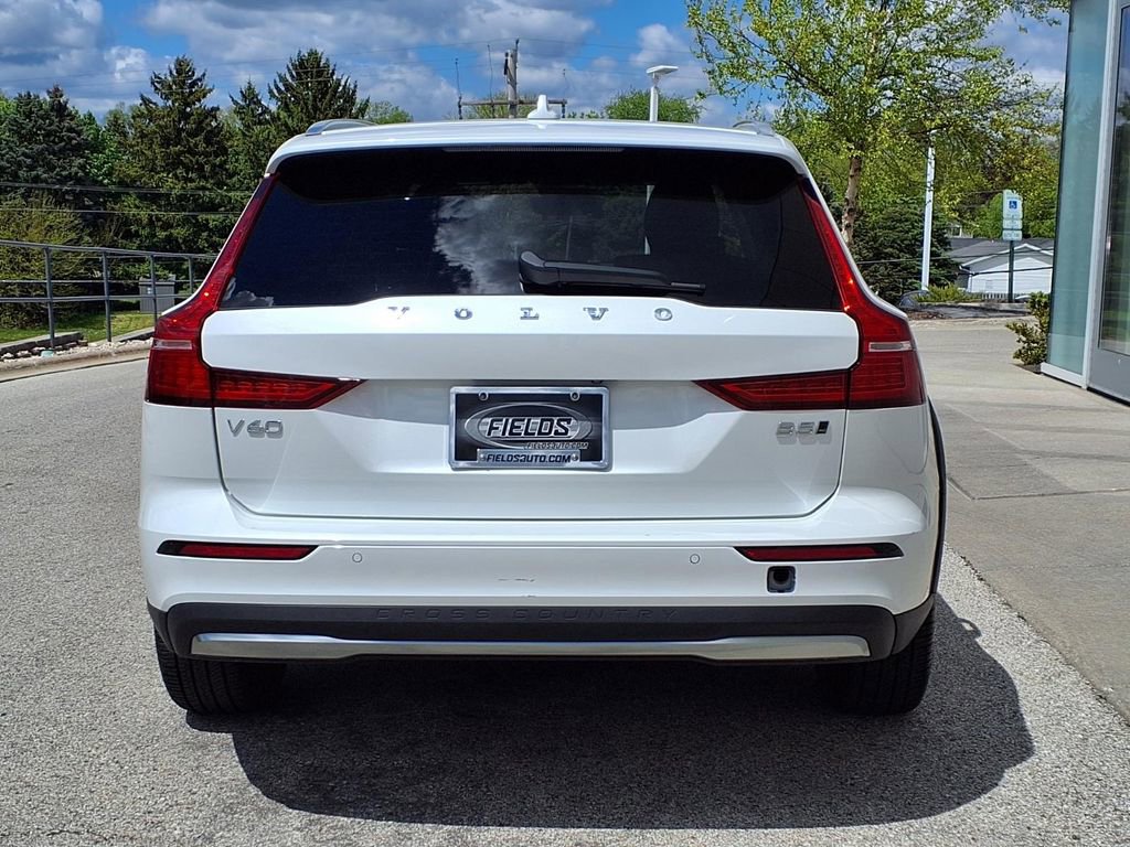 Certified 2025 Volvo V60 B5 Cross Country Plus AWD/4WD image 4
