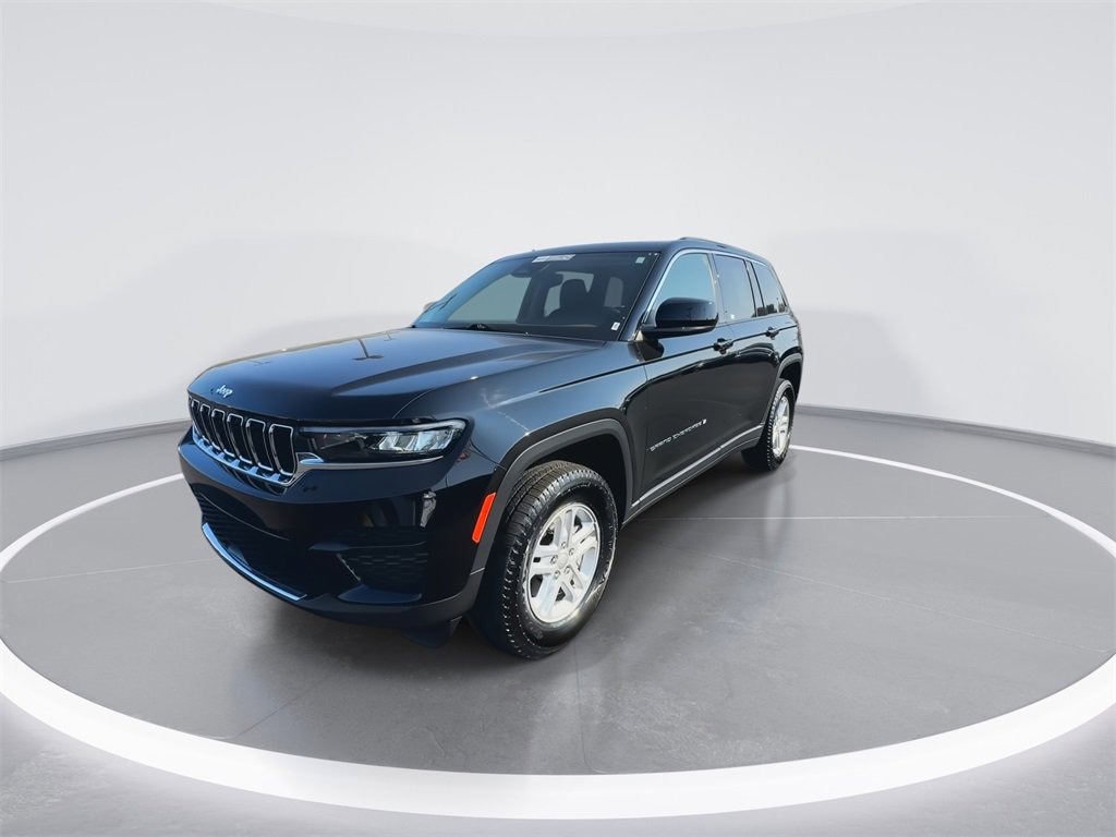 Used 2023 Jeep Grand Cherokee Laredo image 4