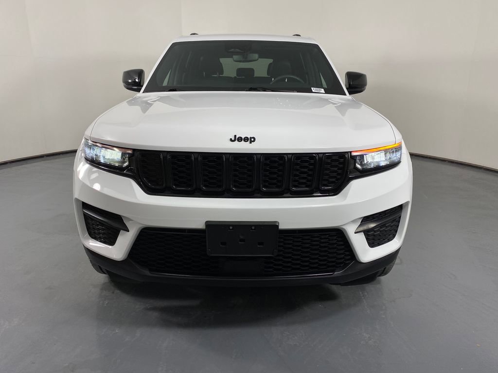 Used 2023 Jeep Grand Cherokee Altitude image 2