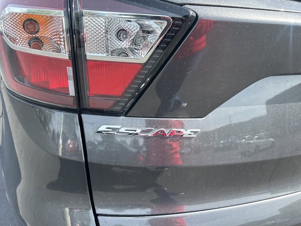 Used 2018 Ford Escape SE w/ SE Sport Appearance Package image 15