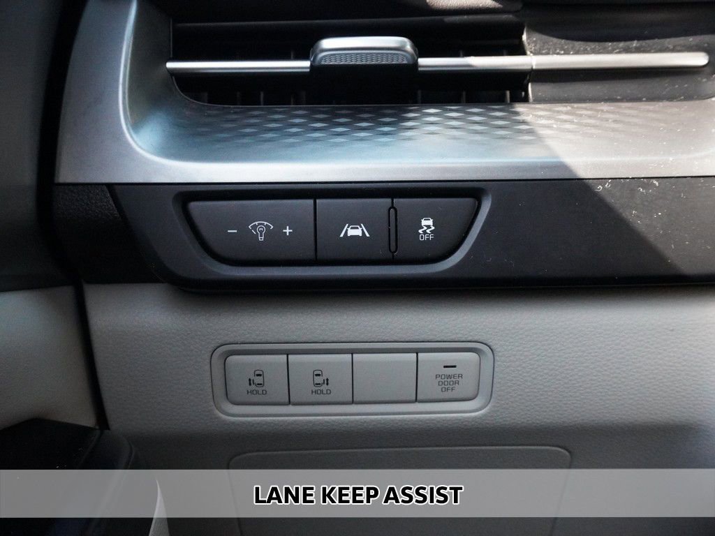 Used 2023 Kia Carnival LX image 4