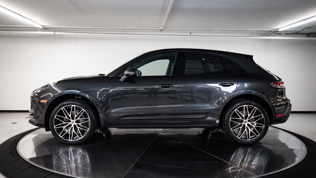 Certified 2023 Porsche Macan AWD/4WD image 2