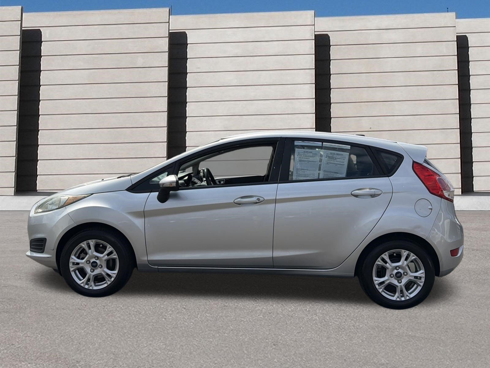 Used 2016 Ford Fiesta SE FWD image 2