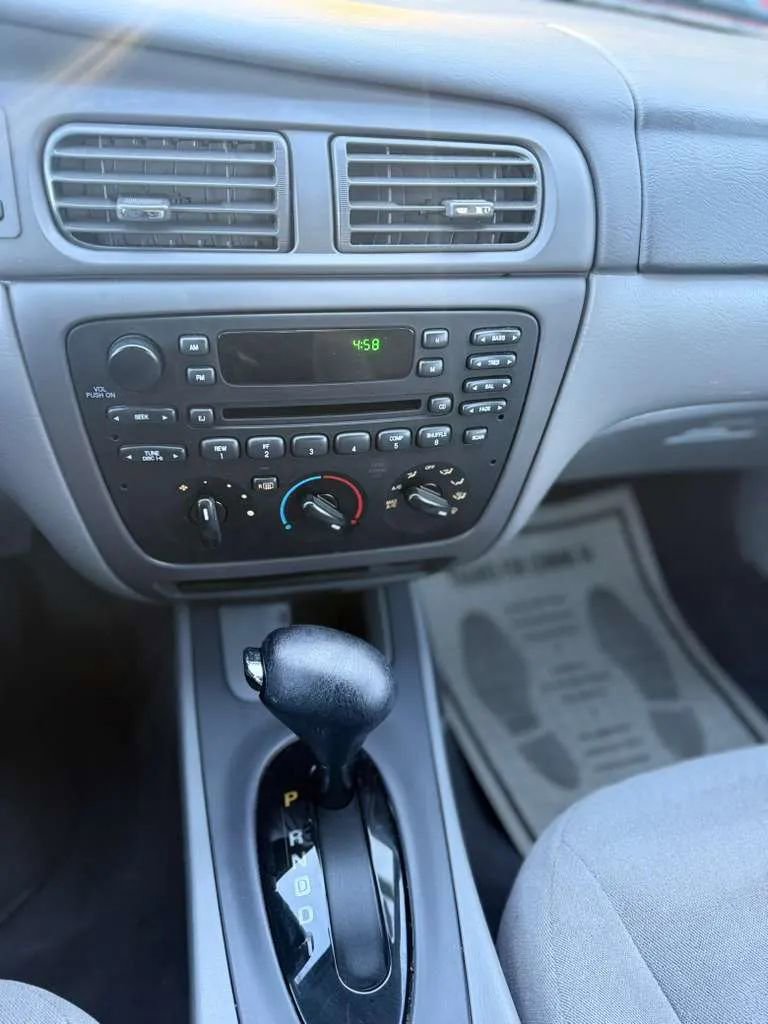 Used 2005 Ford Taurus SE FWD image 14