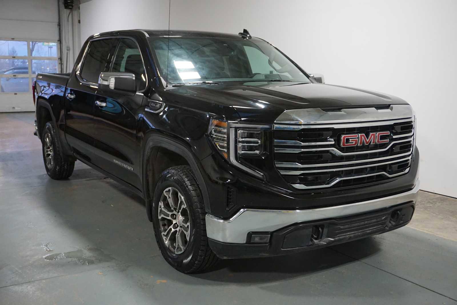 Certified 2025 GMC Sierra 1500 SLT image 4