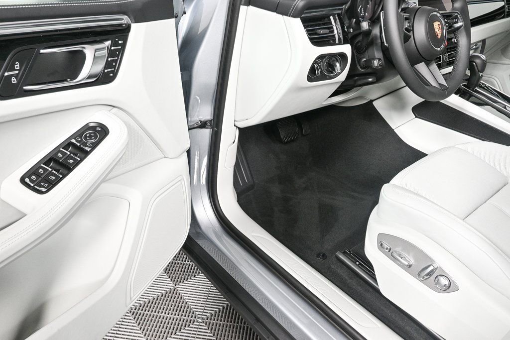 Certified 2025 Porsche Macan image 7