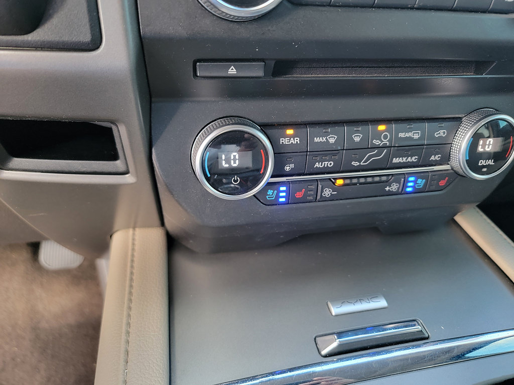 Used 2018 Ford Expedition XLT w/ Equipment Group 202A AWD/4WD image 14