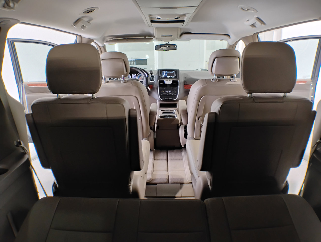 Used 2016 Chrysler Town & Country Touring image 41