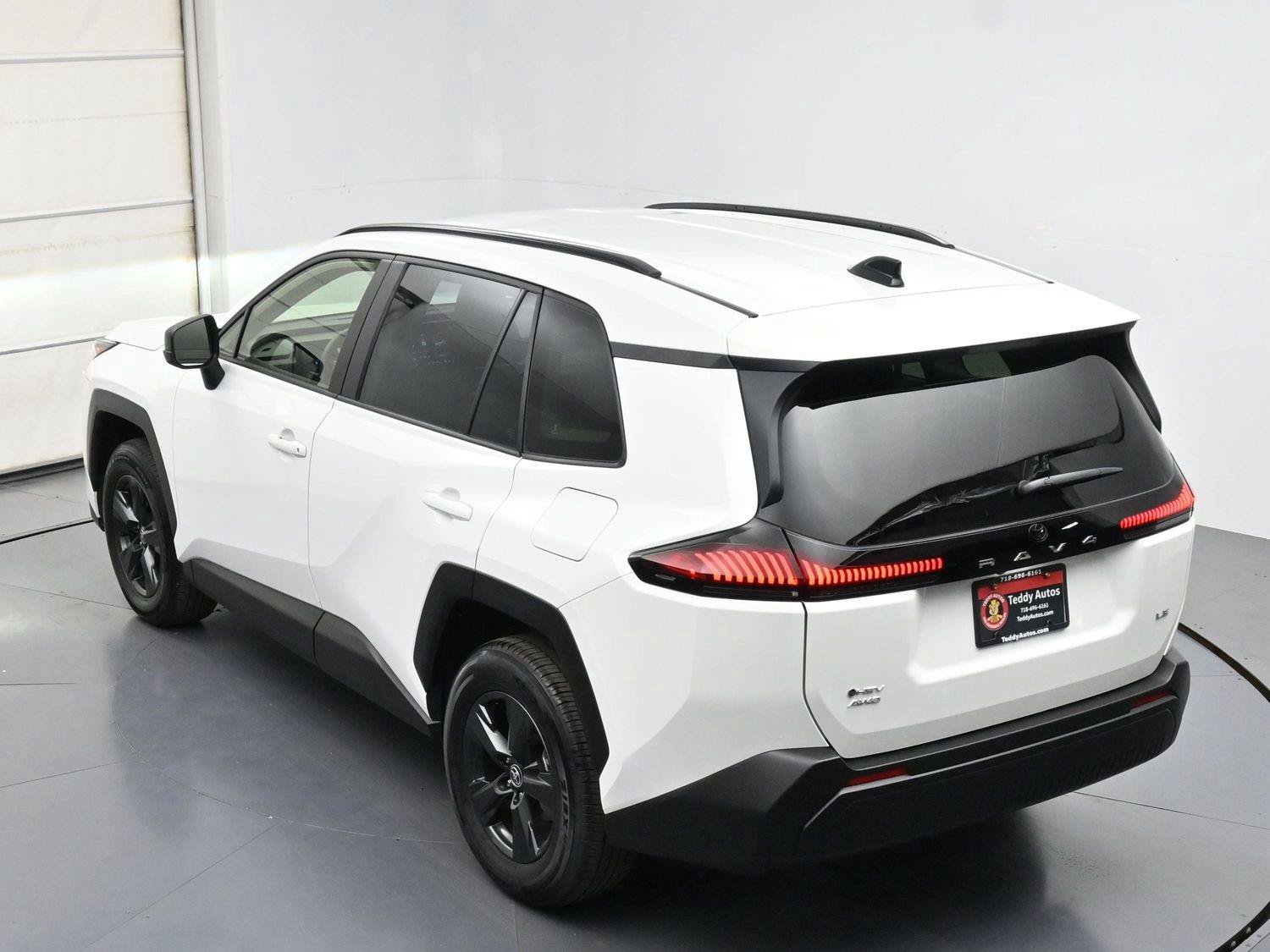 Used 2026 Toyota RAV4 LE AWD/4WD image 34