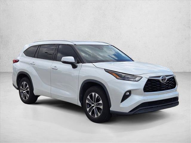 Used 2022 Toyota Highlander XLE FWD video 3
